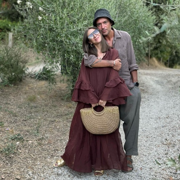 Adela Popescu și Radu Vâlcan îmbrăcați asortat în timpul vacanței lor în Italia, în timp ce se îmbrățișează