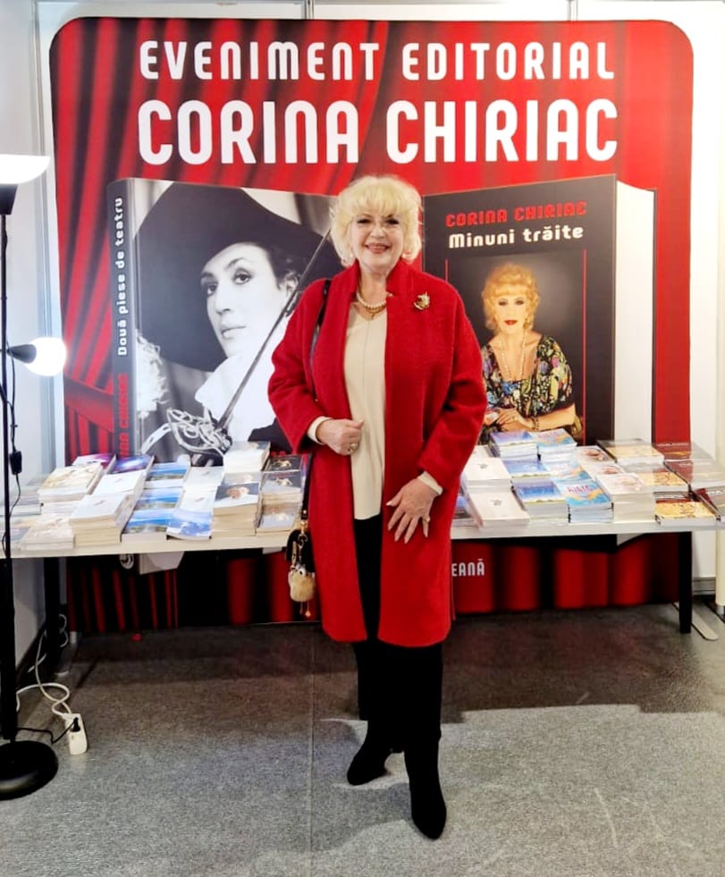 Corina Chiriac zâmbitoare, în timpul evenimentului editorial de promovare a cărților scrise de ea