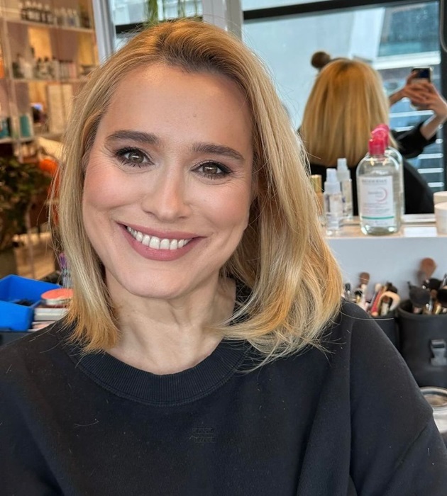 Andreea Esca în cabina de machiaj, după ce un make-up artist a aranjat-o înainte de buletinul de știri