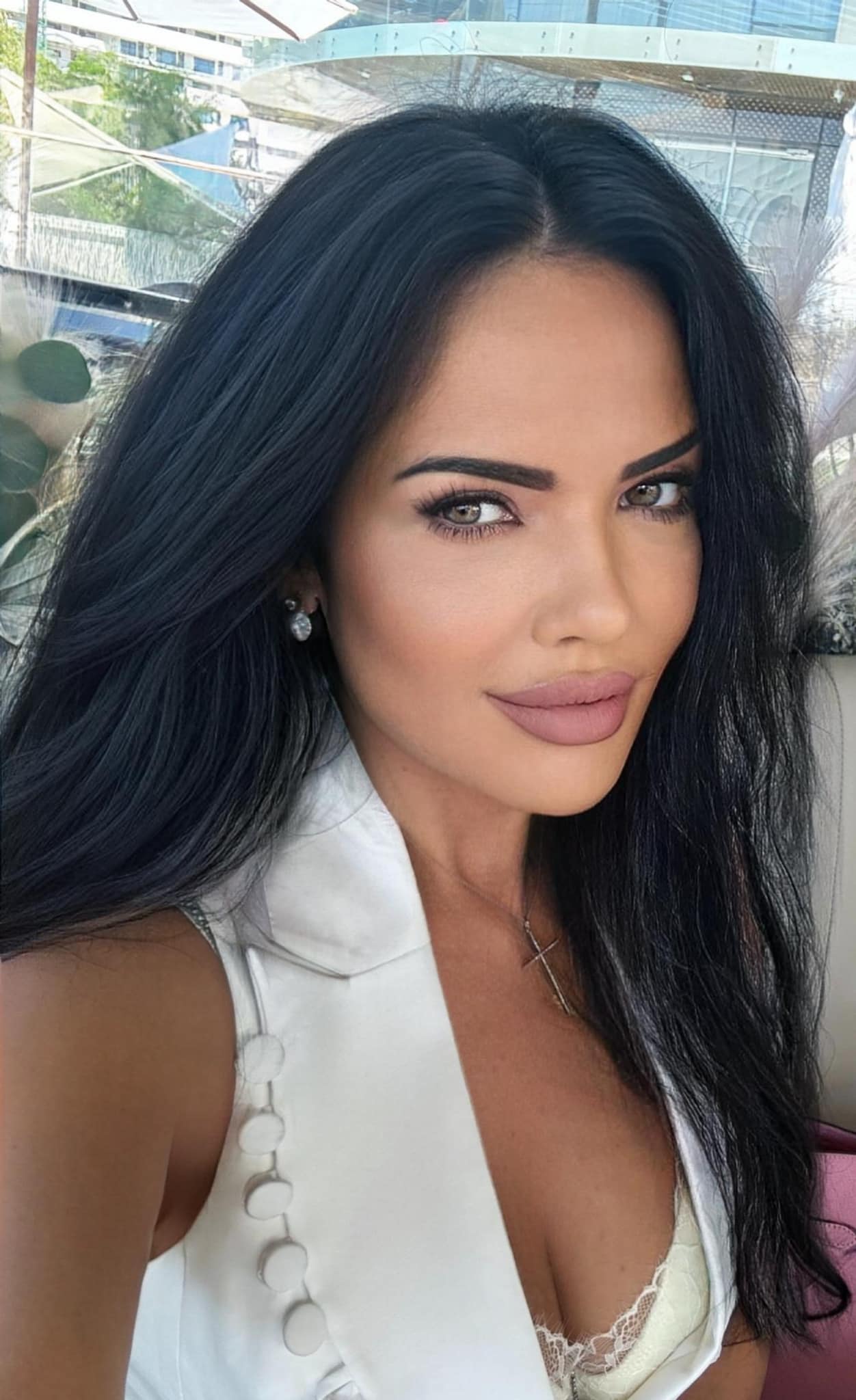 Ioana Năstase îmbrăcată în alb, purtând o cruciuliță la gât