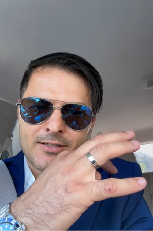 Liviu Vârciu, în mașină, în ziua nunții cu Anda Călin, arătându-și verigheta