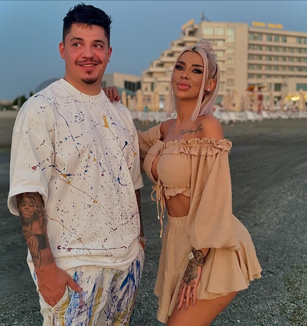 Bogdan de la Ploiești, pe plajă, alături de iubita sa, Cristina Pucean, care se sprijină de umărul lui