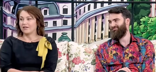 Actrița Daniela Nane și tenorul Octavian Ene, pe canapeaua din platoul emisiunii „La Măruță” de la Pro TV