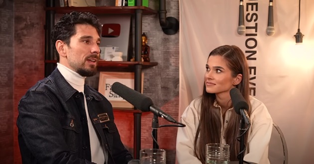 Theo Rose privindu-l pe Anghel Damian în timp ce acesta vorbea la podcastul Fain&Simplu