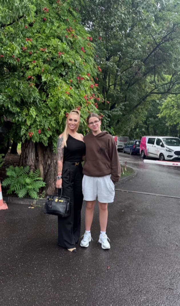 Laurențiu Reghecamf Junior îmbrăcat sport, alături de mama sa, Anamaria Prodan, într-o zi ploioasă, pe asfaltul ud