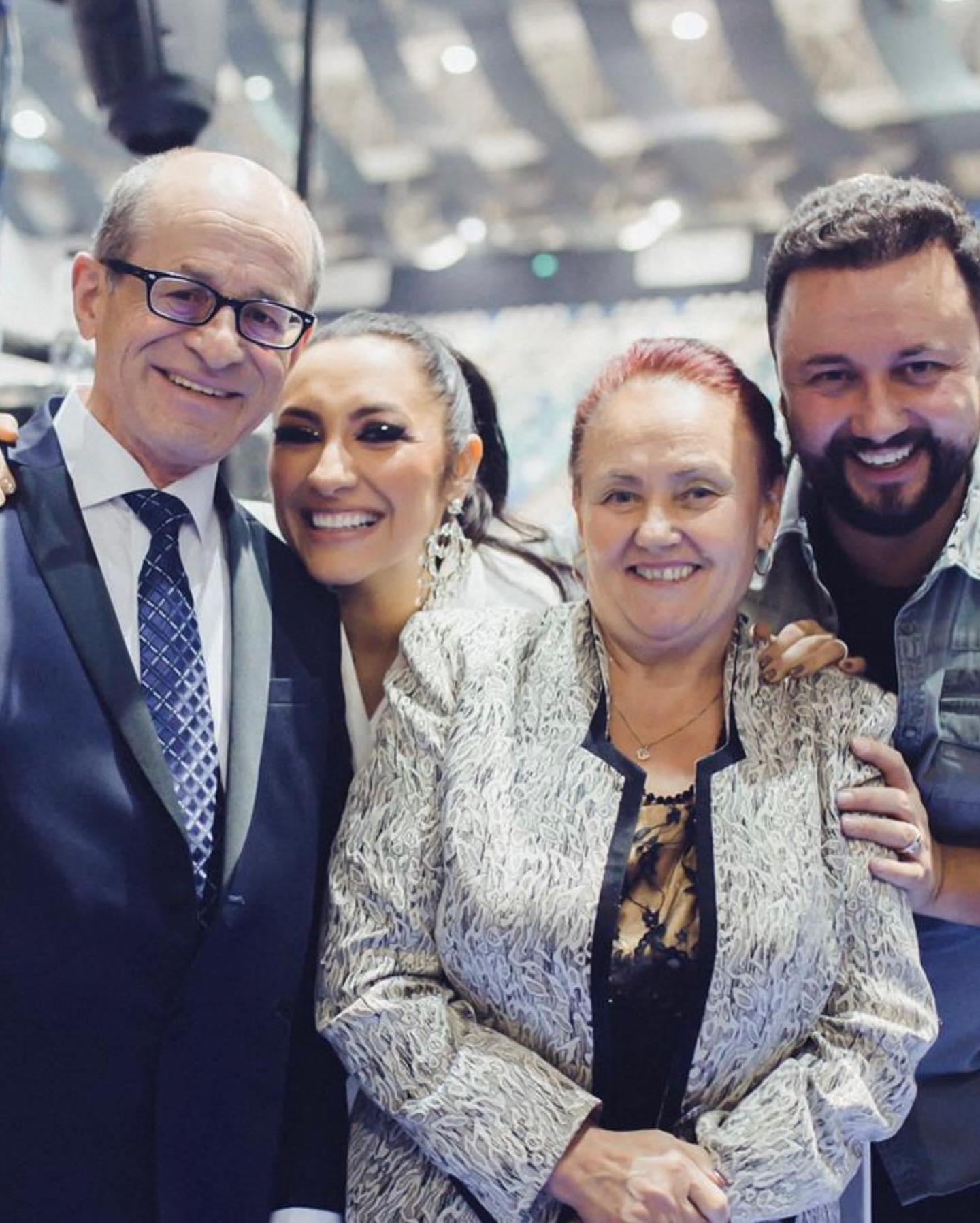 Andra și Cătălin Măruță alături de părinții prezentatorului TV, împreună la un eveniment, îmbrățișându-se zâmbitori