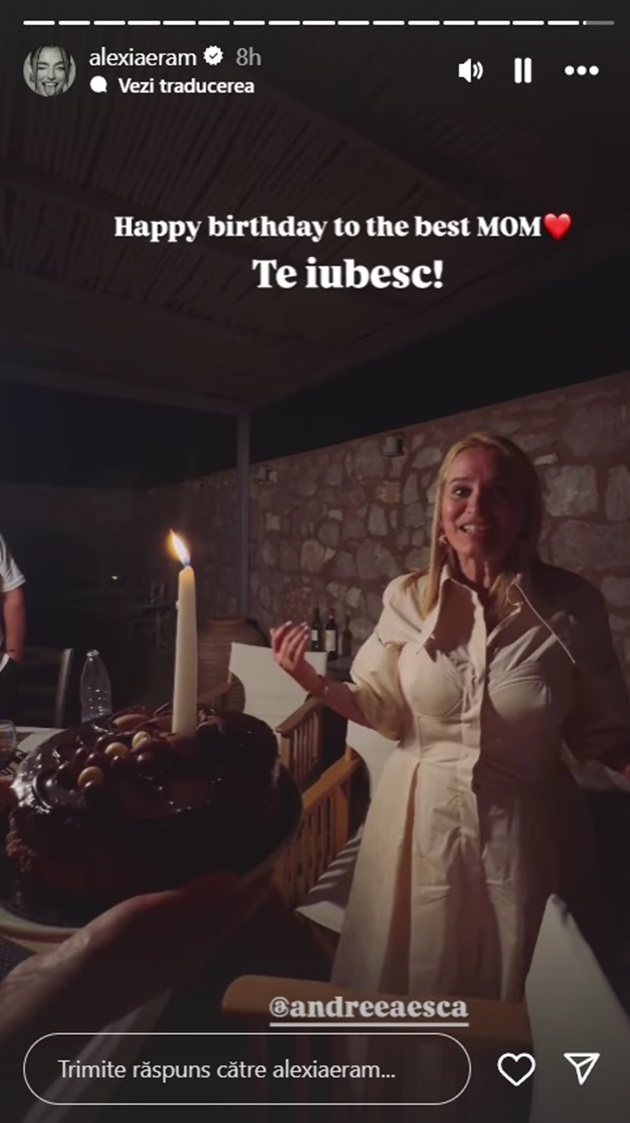 Andreea Esca în timp ce i se cânta „La mulți ani”, la împlinirea celor 51 de ani, înainte de a sufla în lumânarea de pe tort