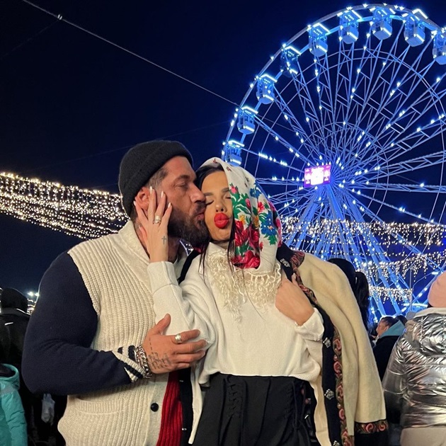 Andrei Rotaru sărutând-o pe Cristina Rotaru pe obraz, pe vremea când formau încă un cuplu și au mers împreună la Târgul de Crăciun