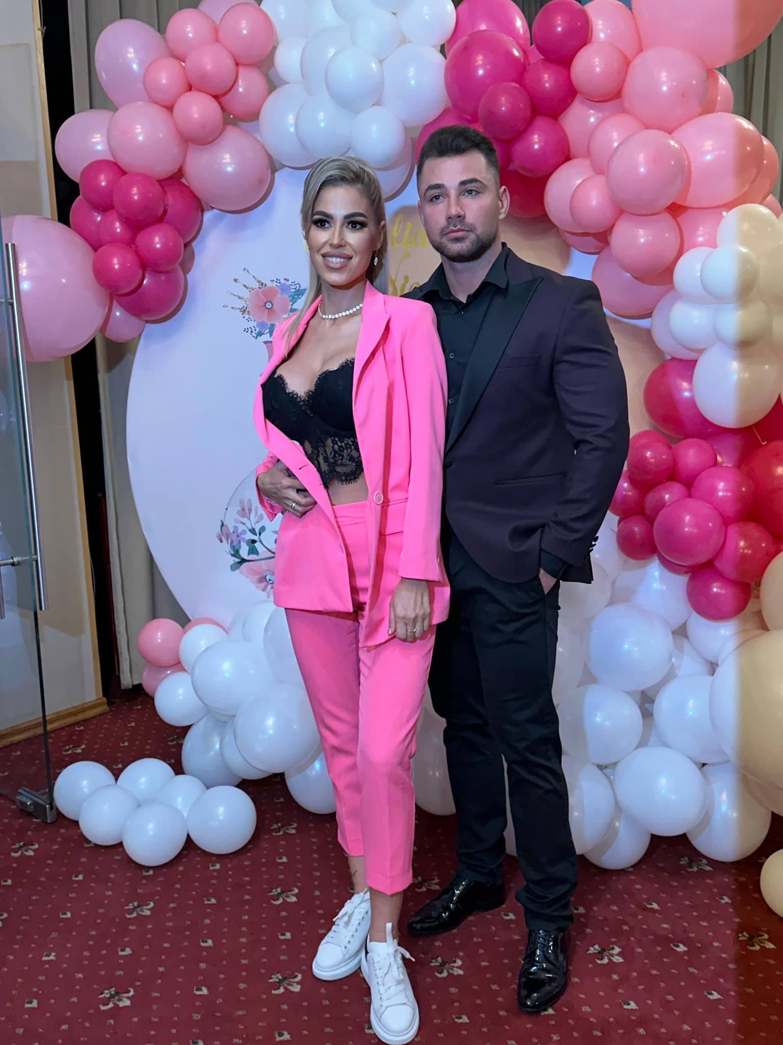 Claudiu Dragota ținându-și iubita de șold la un botez, pe vremea când încă formau un cuplu