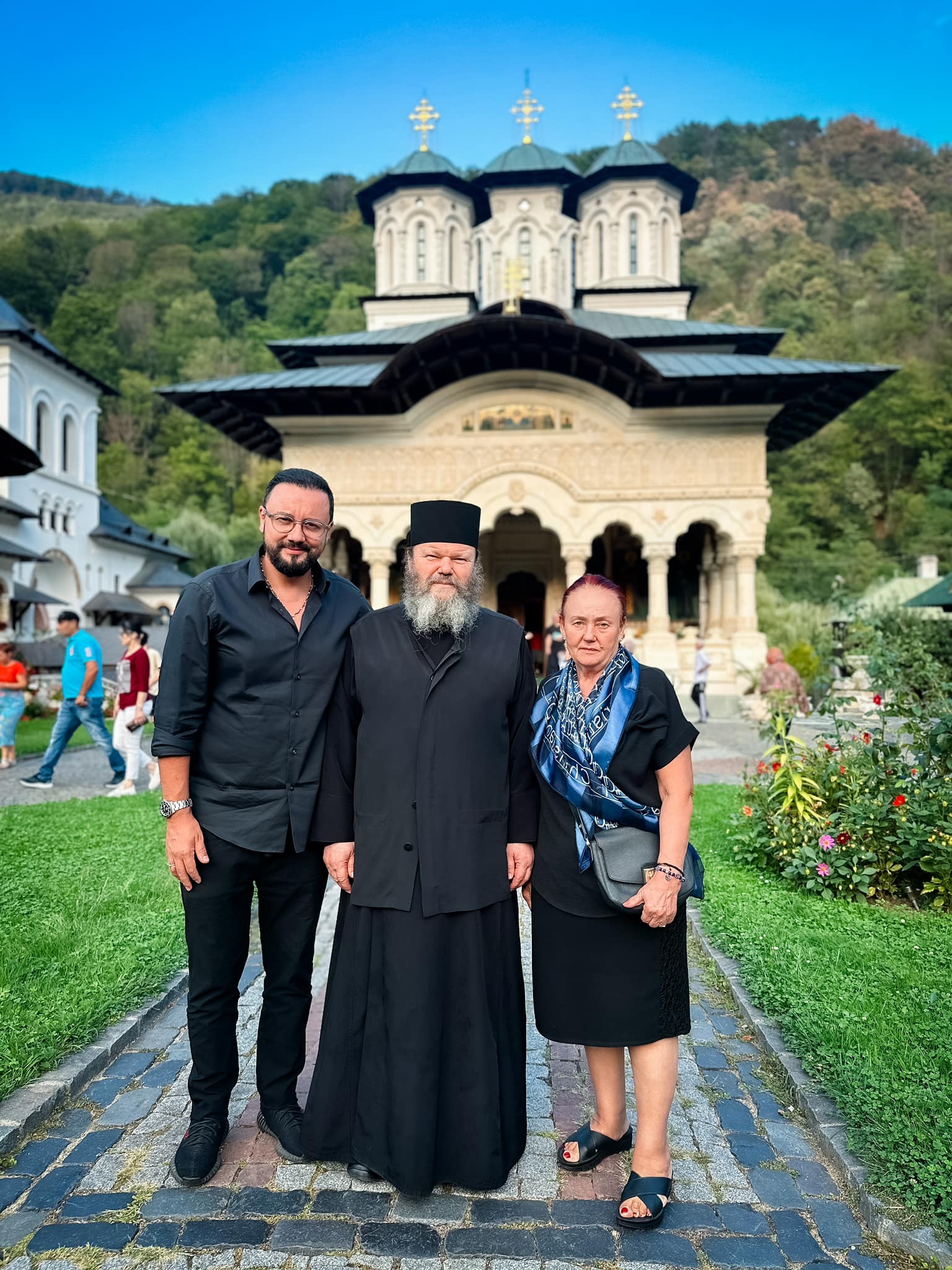 Cătălin Măruță alături de mama lui și de Starețul Ioachim, în fața Mănăstirii Lainici, Târgu Jiu