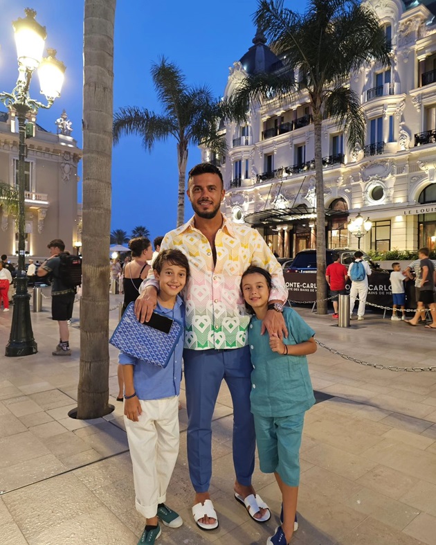 Gabi Bădălău îmbrățișându-și băieții pe străzile din Monte Carlo, în timpul unei vacanțe