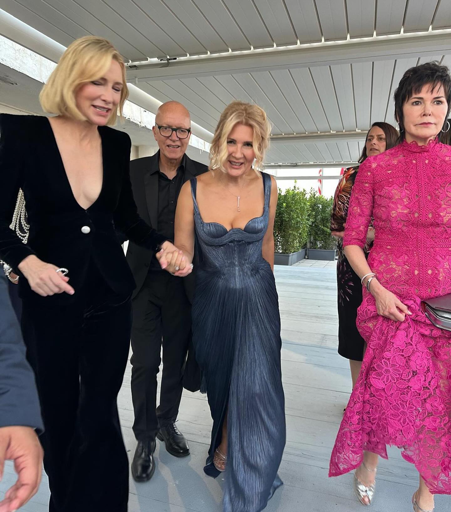 Alessandra Stoicescu și actrița australiană Cate Blanchett, plimbându-se de mână în timpul unei discuții, la Festivalul de Film de la Veneția