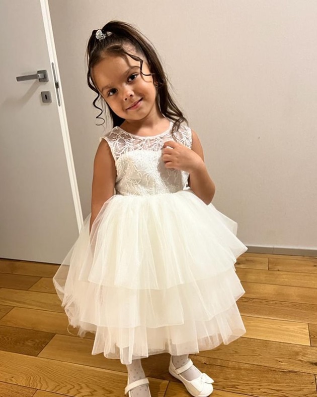 Sofia, fiica lui Karmen Simionescu, în rochie albă din dantelă și tulle
