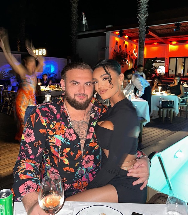 Karmen Simionescu stâns în brațele soțului ei, la masa unui restaurant