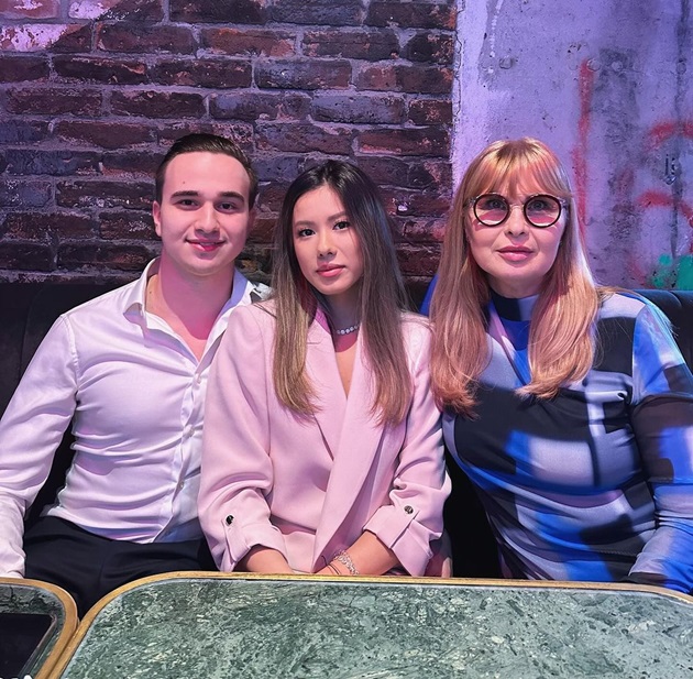 Mariana Pfeiffer, luând masa în oraș cu Luca Reghecampf și partenera acestuia, Asiana Peng