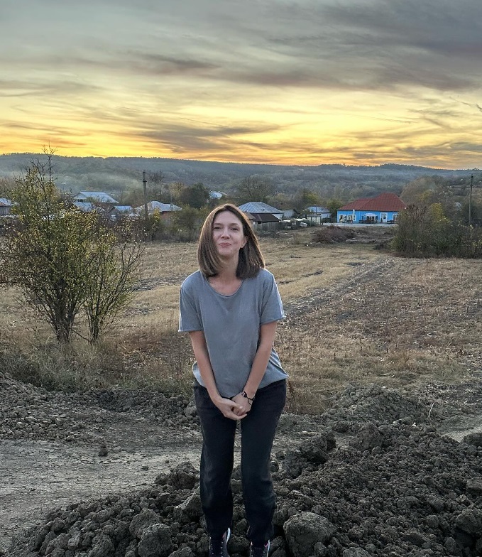 Adela Popescu la țară, la Șușani, pe locul în care își construiește casă alături de soțul ei