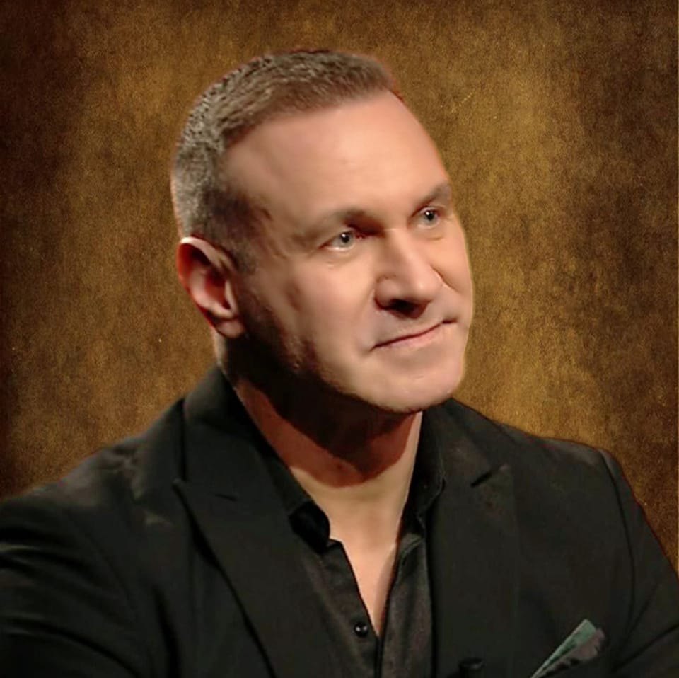 Alin Oprea gânditor, privind în față, îmbrăcat în negru 