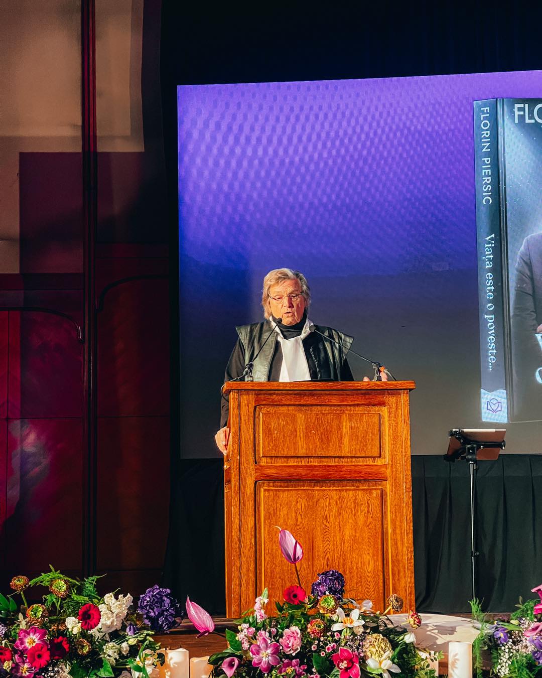 Florin Piersic pe scenă, în fața publicului, la Gala Premiilor Literare Bookzone, vorbind despre cartea sa, „Viața este o poveste”