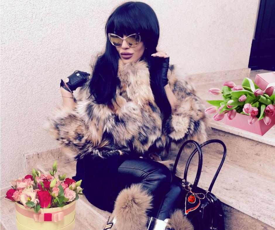 Margherita de la Clejani în haină de blană și cu ochelari de soare, stând pe niște trepte de marmură 