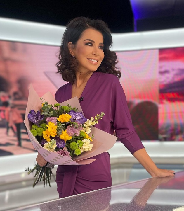 Simona Pătruleasa la pupitrul știrilor Kanal D, cu un buchet de flori în mână