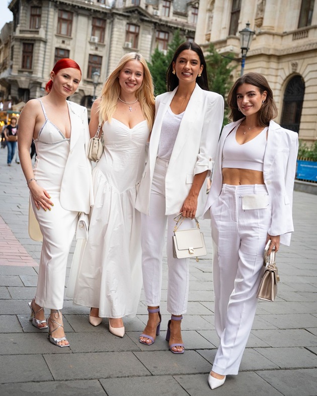 Cristina Ciobănașu, Elena Mogîldea, Oana Moșneagu și Ana Bodea îmbrăcate toate în alb din cap până în picioare, la un eveniment
