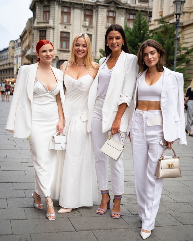 Cristina Ciobănașu, Elena Mogîldea, Oana Moșneagu și Ana Bodea îmbrăcate toate în alb, la un eveniment cu dress code