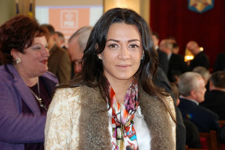 Oana Niculescu Mizil în 2010, purtând o haină cu guler de blană și o eșarfă colorată