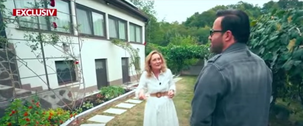 Elena Lasconi prezentându-i casa lui Mihai Gâdea