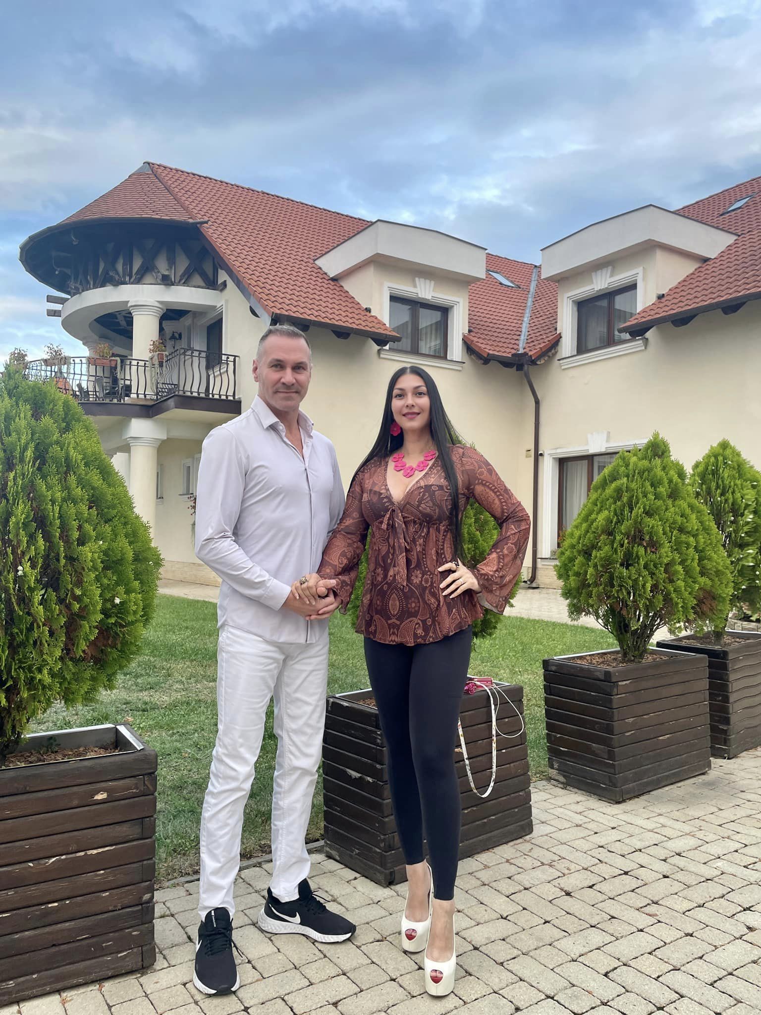 Alin Oprea și Medana ținându-se de mână în ziua în care au aniversat un an de la căsătorie
