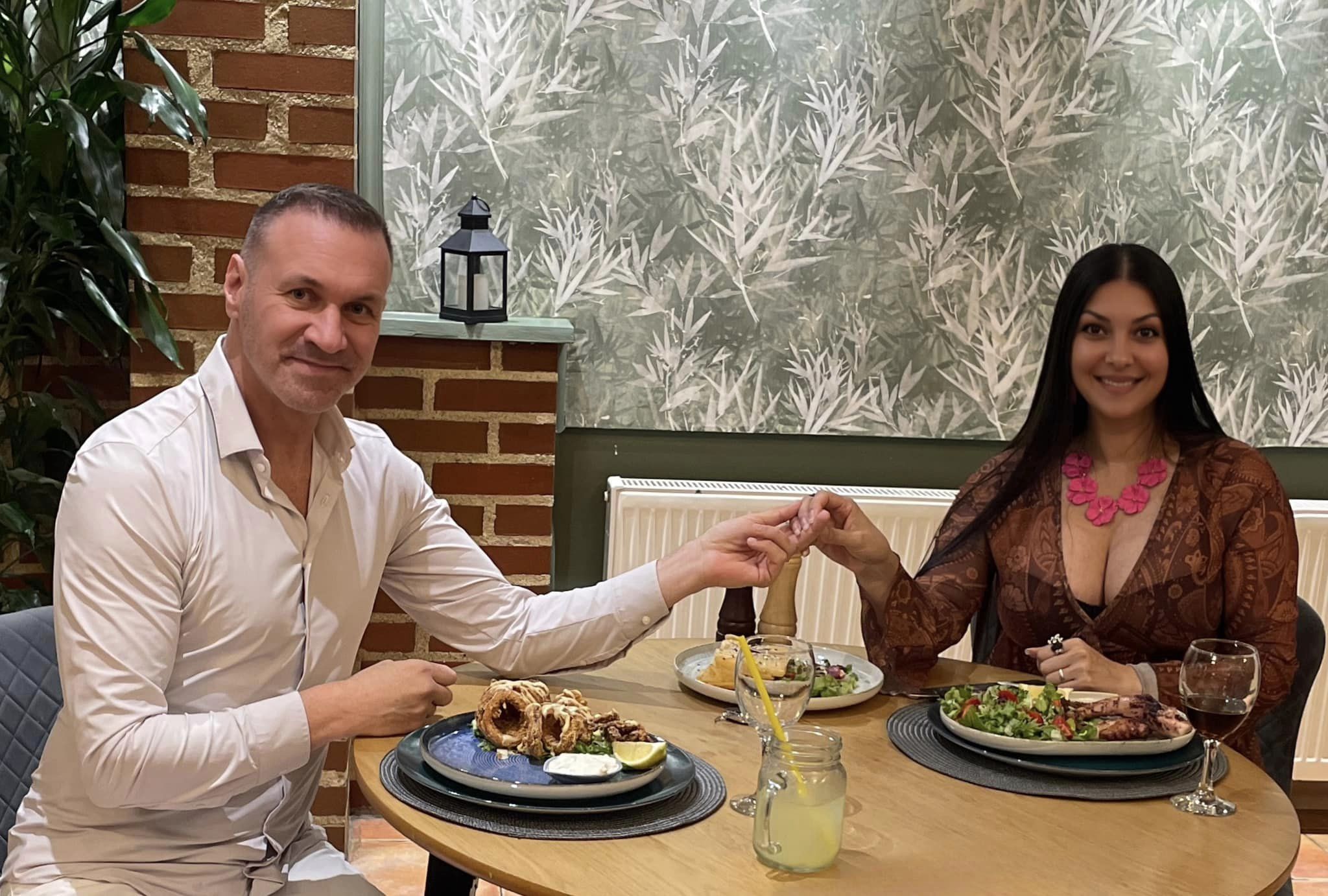 Alin Oprea și Medana stând împreună la masa unui restaurant, la aniversarea de un an de la nuntă