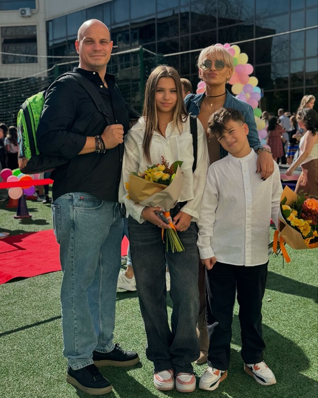 Giulia și Vlad Huidu alături de copiii lor, în prima zi de școală, septembrie 2024