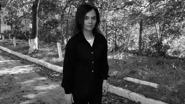 Dorina Stegărescu pe aleea din fața blocului în care locuiește