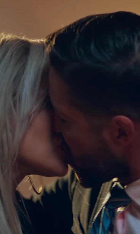 Laura Cosoi sărutându-se cu Jorge, în filmul de comedie „Retreat Vama Veche”