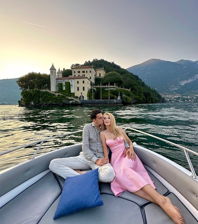 Andreea Bălan și Victor Cornea îmbrățișați, în timpul unei plimbări cu barca pe Lacul Como din Italia