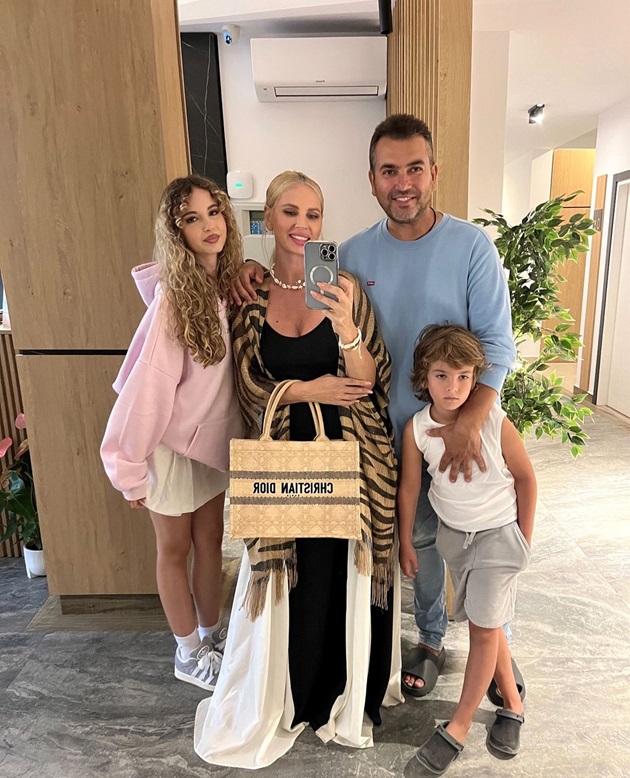 Andreea Bănică alături de soț și de copii, în timp ce stăteau toți în fața unei oglinzi pentru o fotografie de familie