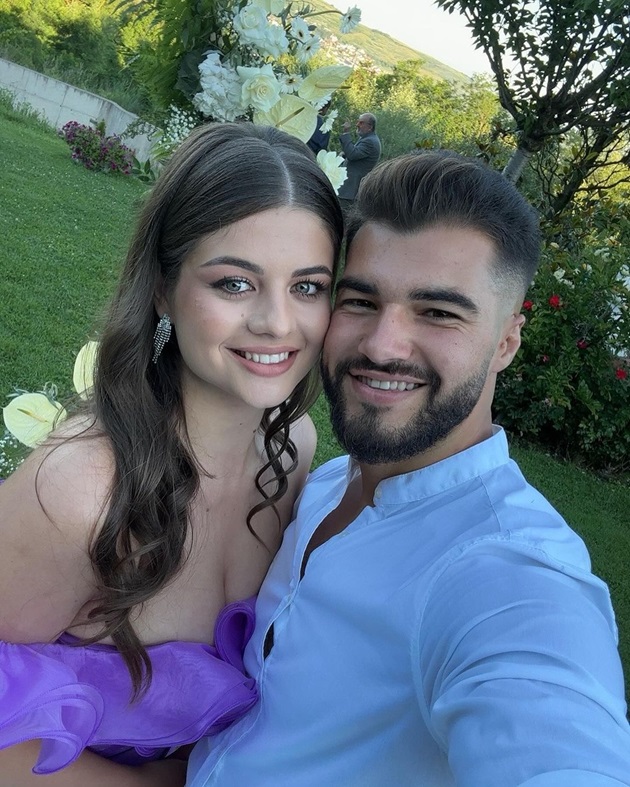 Iancu Sterp și viitoarea lui soție, Denisa Coțolan, făcându-și un selfie la un eveniment în aer liber