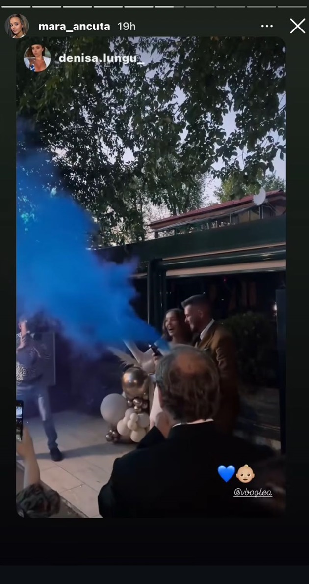 Mara Ancuța și soțul ei în timp ce dezvăluiau sexul copilului pe care l-au conceput împreună