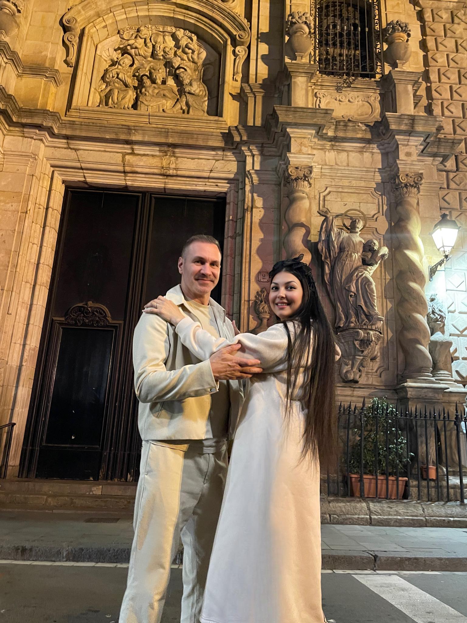 Alin Oprea și Medana, îmbrățișați în fața unei biserici