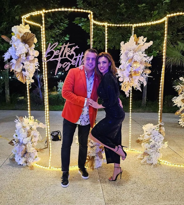 Diana Enache alături de tatăl ei, Adrian Enache, la o petrecere, lângă un panou de fotografii cu flori, pe care scrie „Better Together”