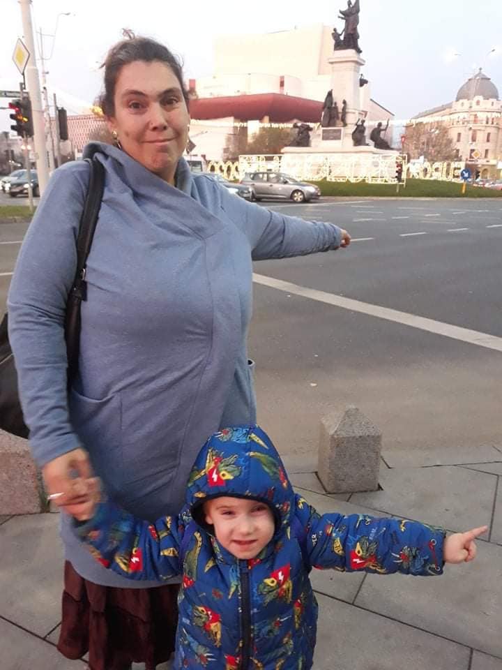 Ioana Tufaru cu geanta pe umăr, la plimbare alături de fiul ei, Luca, pe care îl ține de mână