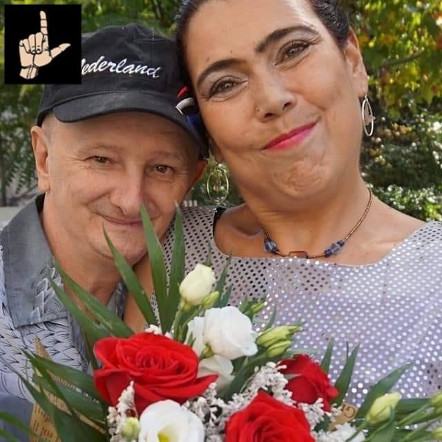 Ioana Tufaru alături de soțul ei, ținând un buchet de flori în brațe, împodobită cu bijuterii voluminoase