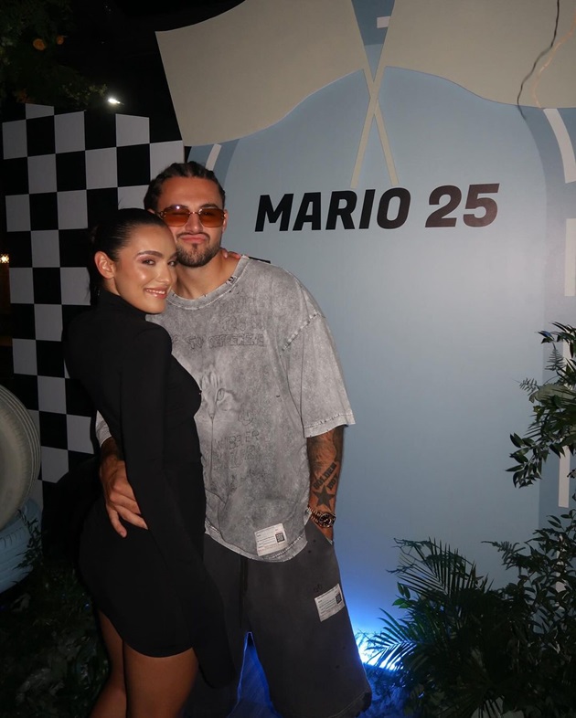 Alexia Eram stând în brațele lui Mario Fresh la aniversarea lui de 25 de ani