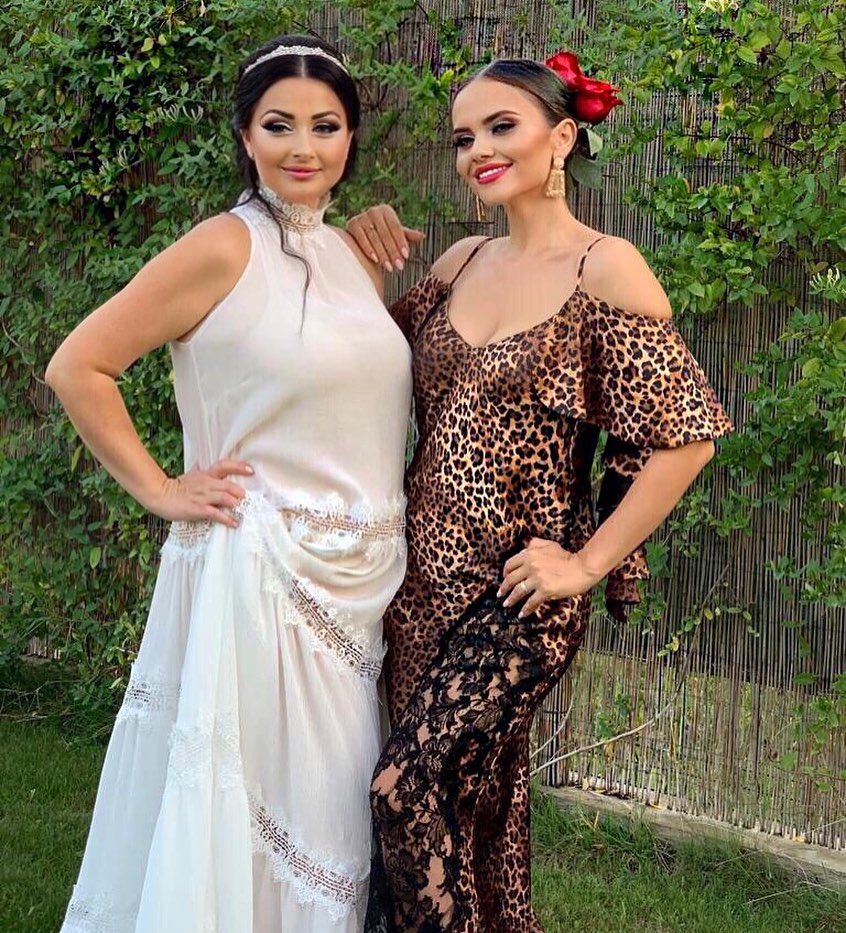 Cristina Șișcanu și Gabriela Cristea la nunta acesteia, stând la poză lângă gard