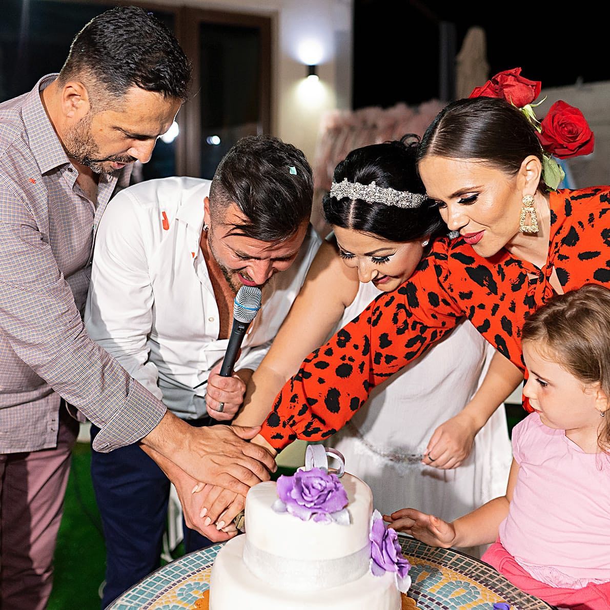 Cristina Șișcanu, Mădălin Ionescu, Gabriela Cristea și Tavi Clonda la momentul tortului de la nunta acestora din urmă, care a avut loc în 2019