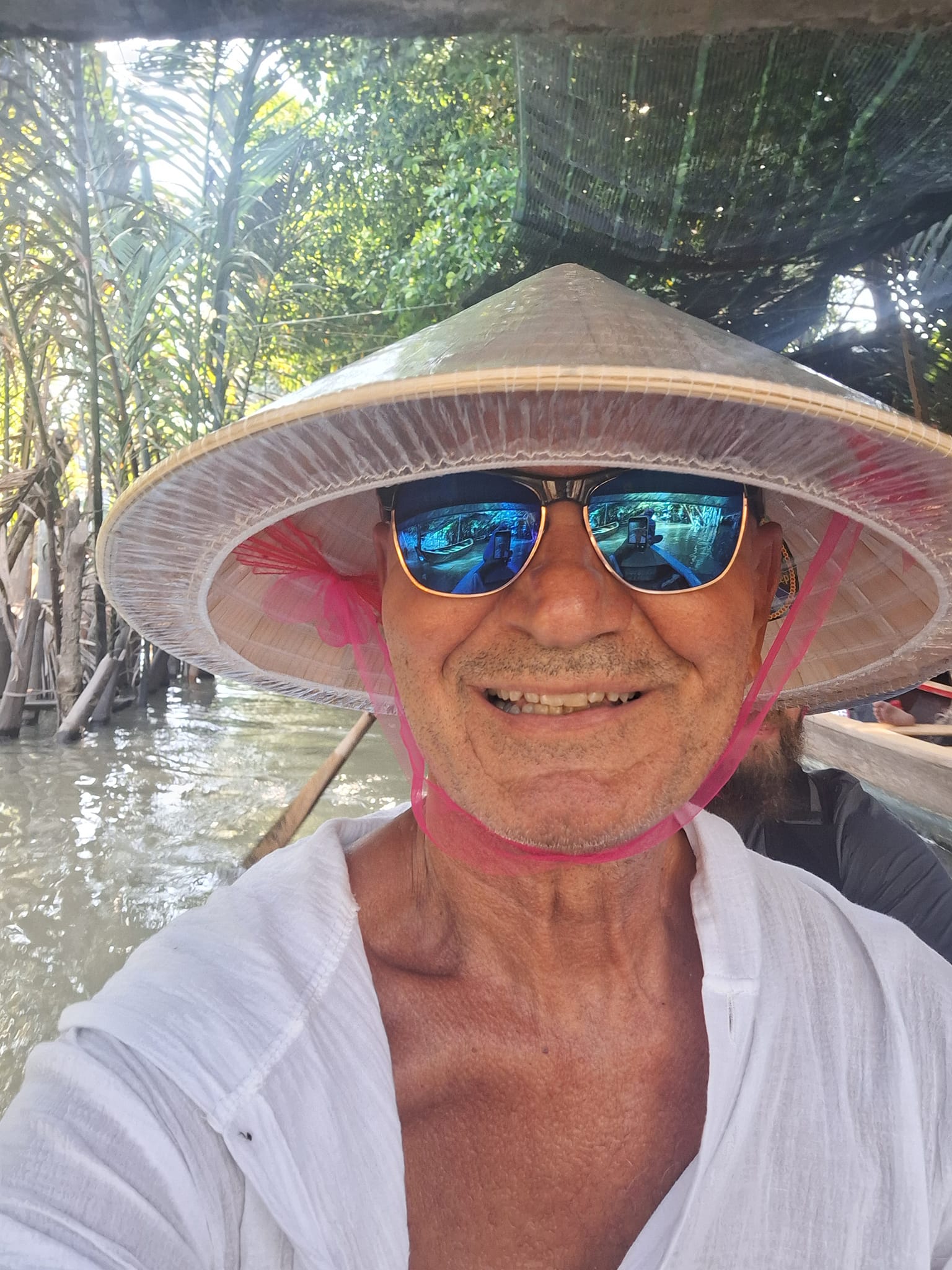 George Papari la 64 de ani, în vacanță, cu pălărie și ochelari de soare