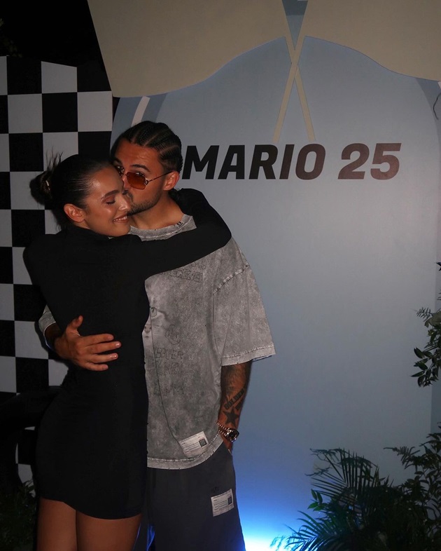 Mario Fresh sărutând-o pe Alexia Eram de ziua lui, lângă panoul foto