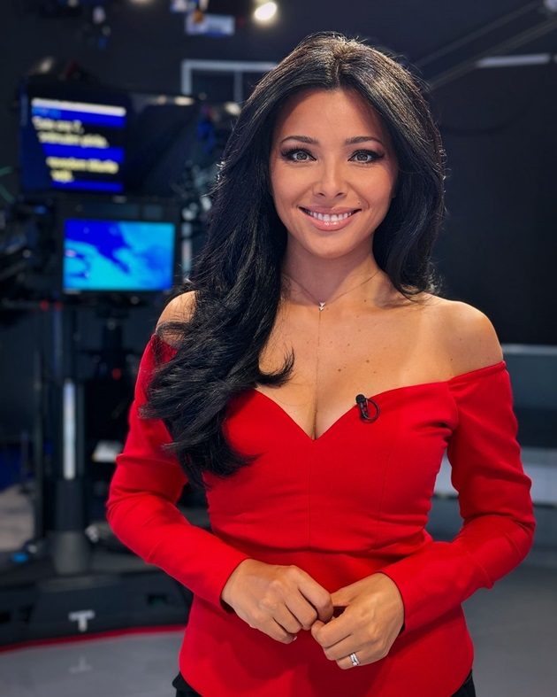 Corina Caragea în platoul știrilor Pro TV, îmbrăcată în roșu