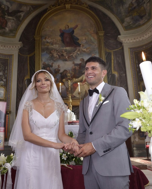 Laura Cosoi și soțul ei, Cosmin Curticăpean în biserică, în ziua nunții lor, îmbrăcați în mireasă și mire, ținându-se de mână
