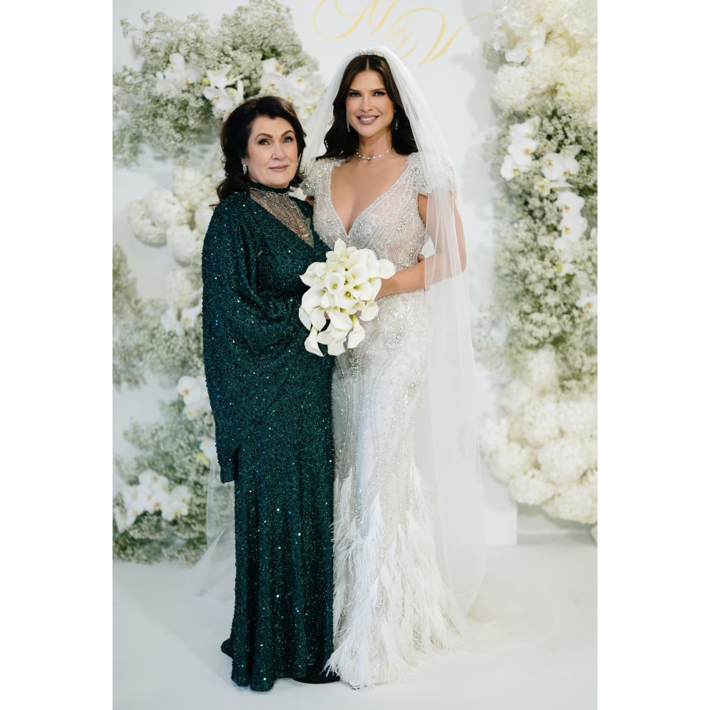 Monica Bîrlădeanu în ziua nunții sale, alături de mama ei, Minodora Tătărușanu