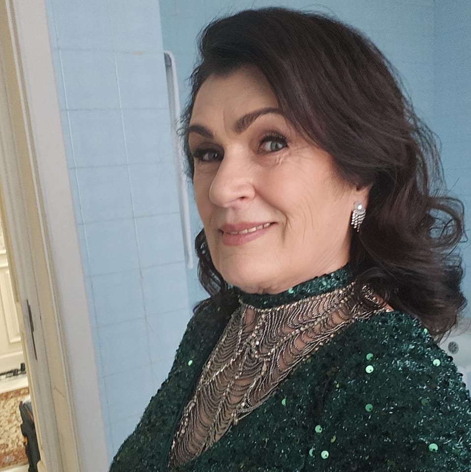 Minodora Tătărușanu îmbrăcată în rochia elegantă pe care a purtat-o la nunta fiicei sale